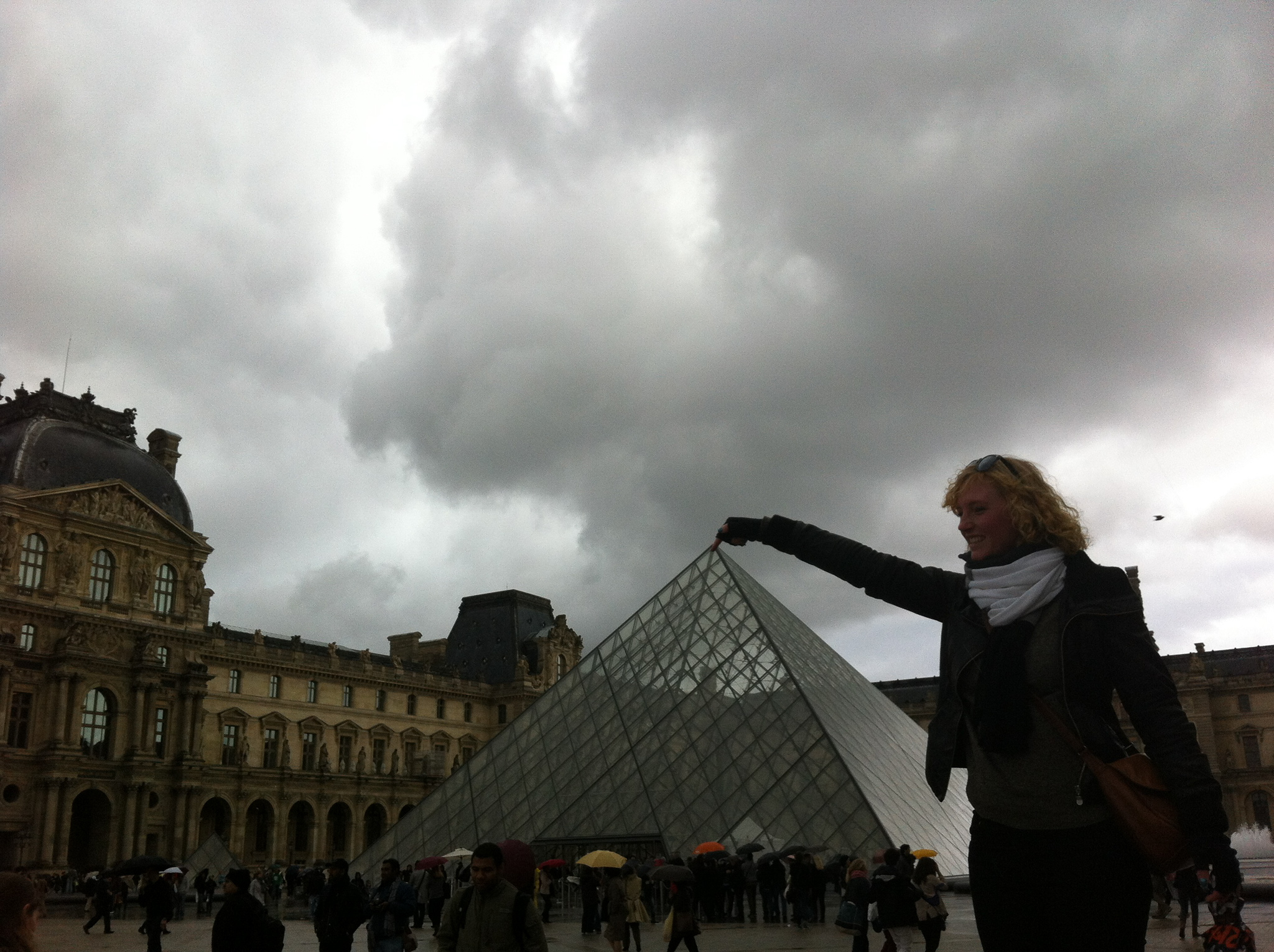 Fingeren på toppen af Louvre på interrail