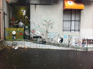 Streetart spottet på interrail foran vores første hostel i Paris