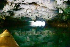 Spidsen af kano i Ha Long Bay