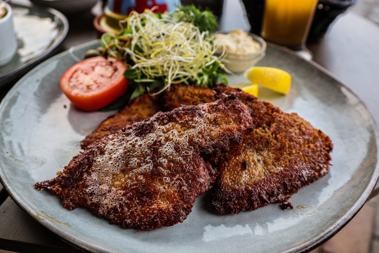 Fiskefilet og hjemmelavet remoulade i Ølstauan i Allinge
