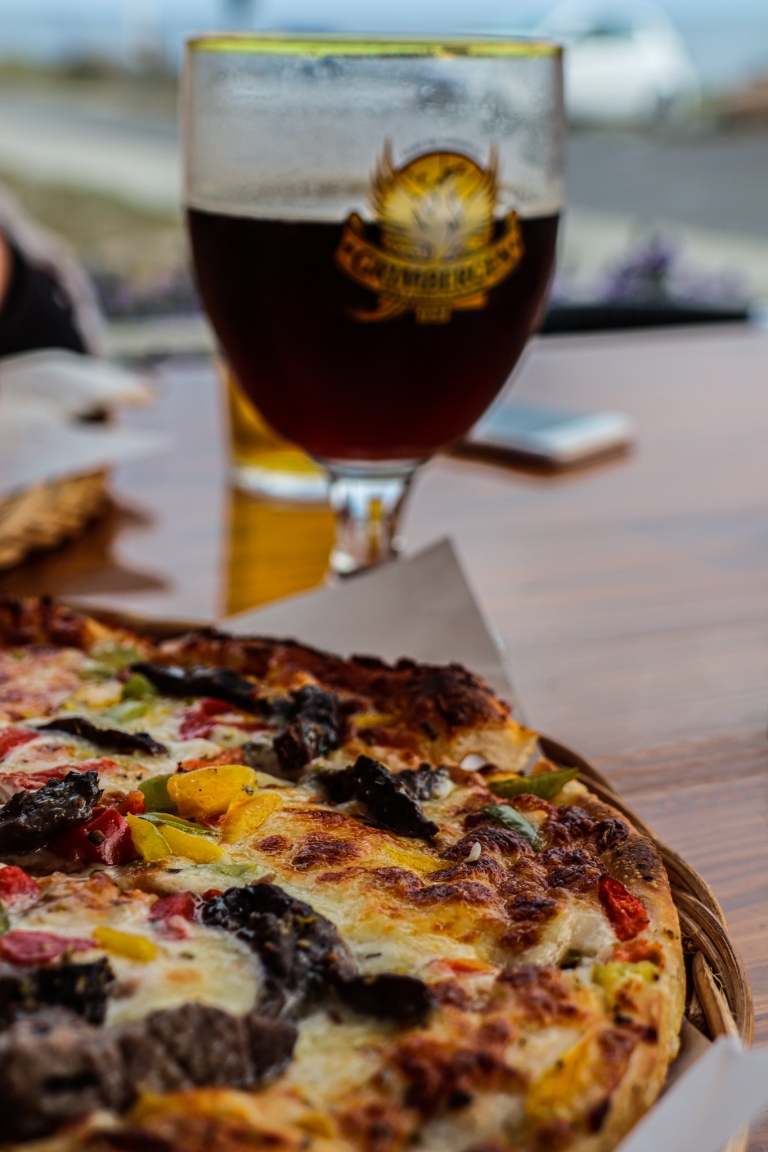 Pizza og øl på Sørens Værtshus i Nexø